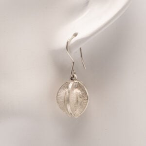 Lumikukka on suomalaisen korumuotoilun mestariteos, joka yhdistää luonnon inspiroiman kauneuden ja käsityötaidon hienostuneen ilmeen.