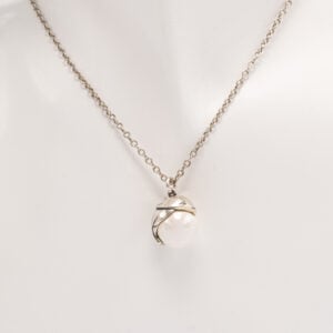 Kalevala Korun Tintti on hurmaava ja hyväntuulinen korusarja, joka erottuu edukseen värikkään ja käsintehdyn ilmeensä ansiosta.