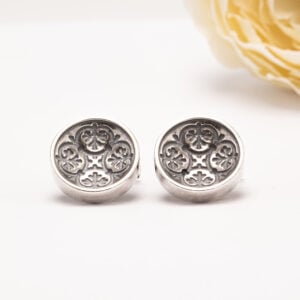 Kalevala Korun Kirsti Doukasin suunnittelemat kalvosinnapit ovat kunnianosoitus suomalaiselle kulttuuriperinnölle ja Elias Lönnrotin elämäntyölle.