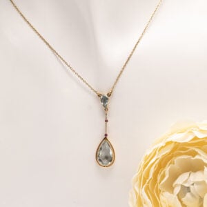 Upea ja ajaton vintage-kaulakoru, jossa 14 karaatin keltakulta ja vaaleansininen akvamariini luovat herkän mutta arvokkaan kokonaisuuden.