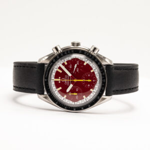 Kellolle on suoritettu täyshuolto marraskuussa 2025, joten se toimii moitteettomasti ja tarjoaa pitkän käyttövarmuuden tuleville vuosille. Kello toimitetaan alkuperäisten laatikoiden ja paperien kanssa.