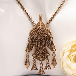 Kalevala Korun Uhtuan sotka -solkiriipus pohjautuu Uhtualta Itä-Karjalasta löytyneeseen 1800-luvun loppupuolella löydettyyn pronssiseen vesilintukoruun.