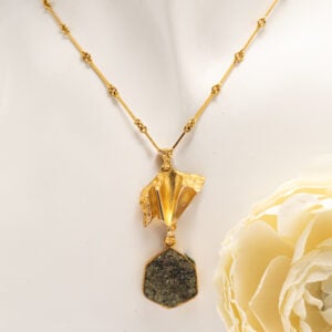 Björn Weckströmin vuonna 1973 suunnittelema Joiku-kaulakoru on ikoninen esimerkki suomalaisesta taidekorumuotoilusta.