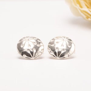 Kalevala Korun Naisen ääni -kalvosinnapit ovat tyylikäs ja merkityksellinen valinta, jossa suomalainen muotoilu ja tasa-arvon historia kohtaavat.