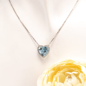 Upea valkokultainen riipus, jonka keskiössä loistaa sydämen muotoon viistehiottu vaaleansininen akvamariini. Näyttävä kivi painaa 4,70 ct