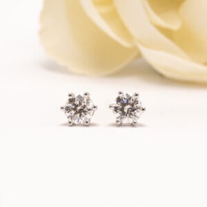 18 karaatin valkokullasta valmistetut tyylikkäät korvakorut, joissa säihkyvät briljanttihiotut timantit, yhteispainoltaan 1,05 ct.