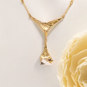 Tämä harvinainen Björn Weckströmin suunnittelema kaulakoru on valmistettu Stockmannin 125-vuotisjuhlavuodenkunniaksi vuonna 1987. Koru