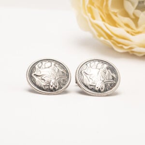 Aurinkoleijona-korusarja juhlisti Kalevala Korun 60-vuotisjuhlavuotta vuonna 1997. Kultaseppä Pia Åkerblomin suunnittelema tuuheaharjainen leijona