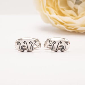 Kalevankarhu kuului hopeaseppä Kaisaleena Mäkelän suunnittelemaan laajaan Alkuaika-sarjaan