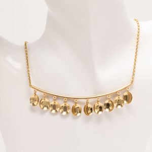 Kalevalan Rumba-korusarja on kepeä ja rytmikäs kokonaisuus, jonka tunnistaa maljamaisista, soikeista elementeistä.