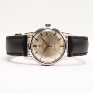 Omega Seamaster on tyylikäs vintage-kello vuodelta 1962. Kellossa on 34 mm teräskuori ja hopeansävyinen, kauniisti valoa taittava taulu.