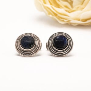 Kalevala Korun valmistamat ja Börje Rajalinin suunnittelemat kalvosinnapit ovat tyylikäs valinta viimeistelemään juhla- ja pukupukeutumisen.