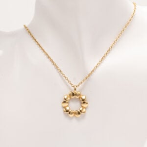 Tiina Lahtisen suunnittelema Kotipesä-kaulakoru on luotu yksinoikeudella Otavamedialle juhlistamaan Kotiliesi-lehden 100-vuotista taivalta.