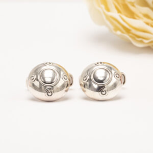 Kalevala Korun tyylikkäät kalvosinnapit ovat Holger Lindströmin suunnittelemaa malli -127 -sarjaa.