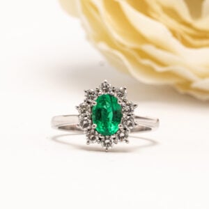 Lontoossa vuonna 1996 valmistettu platinainen sormus, jonka keskiössä loistaa ovaali viistehiottu smaragdi.