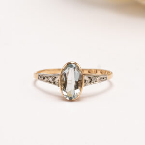 Historiallisesti arvokas sormus on valmistettu Helsingissä vuonna 1925. 18 karaatin keltakultaan istutettu 0,60 ct ovaali viistehiottu akvamariini.