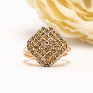 Sormuksessa loistaa yhteensä 45 briljanttihiontaista timanttia, joiden yhteispaino on 1,14 ct ja laatu W/si-p.