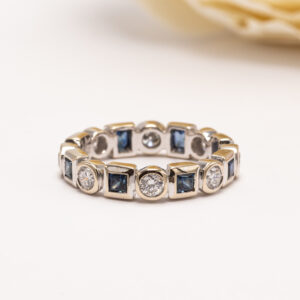 18 karaatin valkokultainen allianssisormus, jossa klassinen sininen ja kirkas kimallus vuorottelevat modernin graafisesti.