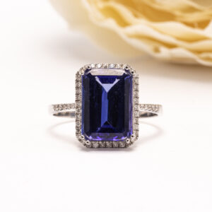 18 karaatin valkokultainen tansaniittisormus, jonka keskiössä loistaa smaragdihiontainen tansaniitti.