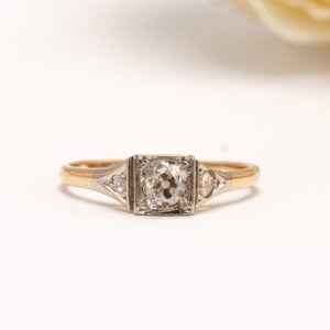 vintage-sormus on valmistettu 18k kullasta, ja sen keskelle on istutettu 0,45 karaatin vanhahiontainen timantti (W/si), jonka lämmin hehku ja klassinen hionta kertovat vuosisatojen takaisesta jalokiviperinteestä.