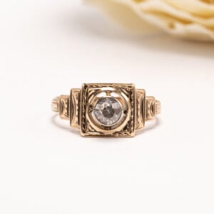 Upea ja harvinaisen persoonallinen Viljo Kauko Valtosen Helsingissä vuonna 1951 valmistama timanttisormus, jossa taidokas käsityö näkyvät.