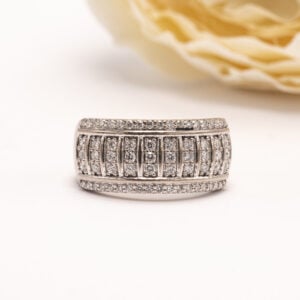 Näyttävässä timanttisormuksessa on yhteensä 68 briljanttihiontaista timanttia, joiden yhteispaino on 1,00 ct ja laatu W/VS.