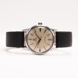 Tämä Seamaster on erinomainen esimerkki aikakauden sirosta designista ja sopii loistavasti sinulle, joka arvostat vintage-Omegan ajatonta estetiikkaa ja käytännöllisyyttä.