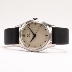 Vintage Omega on hieno esimerkki 1950-luvun ajattomasta muotoilusta, ja kello on vuodelta 1954. Kellossa on 35 mm teräskuori.