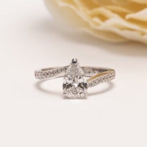 Etincelle de Cartier -timanttisormus on valmistettu 18 karaatin valkokullasta, ja sen keskipisteenä loistaa pisaran muotoinen timantti.