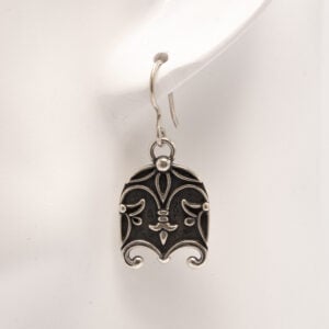 Kalevala Korun Pustan sydän -korvakorut ovat voimakkaasti symbolinen ja harvoin tarjolla oleva koru. Korvakorut on suunnitellut kultaseppä György Vajda.