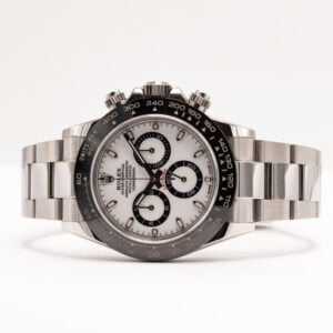 Rolex Daytona Panda on ikoninen kronografikello, joka edustaa Rolexin urheilullisen kellonvalmistuksen huippua ja ajattoman designin ydintä.