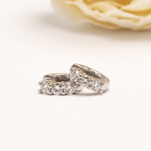 valkokullasta valmistetut timanttikorvakorut on toteutettu käsityönä kierrätetystä kullasta.