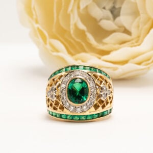 Sormuksen keskellä loistaa ovaalin muotoon viistehiottu synteettinen smaragdi, jonka paino on 1,90 karaattia.