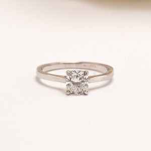 Cushion-hiontainen timantti painaa 1,01 karaattia ja on laadultaan TW/vvs1.