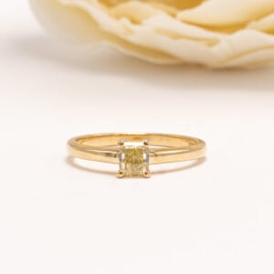 keltakullasta valmistettu sormus tuo kauniisti esiin aidon luonnontimantin, jonka cushion-hionta korostaa kiven pehmeitä linjoja ja syvyyttä.