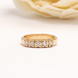 Sormusta koristaa viisi briljanttihiottua timanttia, joiden yhteispaino on 0,50 karaattia ja laatu W/si-p.