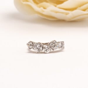 Sormuksessa on kaksi briljanttihiottua timanttia, joiden painot ovat 0,47 ja 0,17 ct, sekä kolme vanhahiontaista timanttia kooltaan 0,35, 0,17 ja 0,15 ct