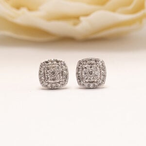 Halo-malliset timanttikorvakorut on valmistettu 14 karaatin valkokullasta, ja ne hurmaavat tasapainoisella muotoilullaan.