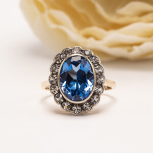 Bergman & Lemströmin Helsingissä vuonna 1953 valmistama sormus on kaunis ajankuva 1950-luvun korumuotoilusta. Upea Vintagesormus.