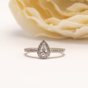 Rosalie-mallin pisaranmuotoinen keskitimantti antaa sormukselle naisellisen ja kevyen ilmeen, joka toimii yhtä hyvin yksinään kuin osana sormusyhdistelmää.