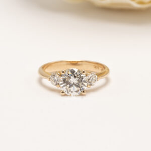 Sormus on valmistettu 14 karaatin kierrätetystä keltakullasta. Sen keskiössä säihkyy briljanttihiontainen timantti, painoltaan 1,50 ct.