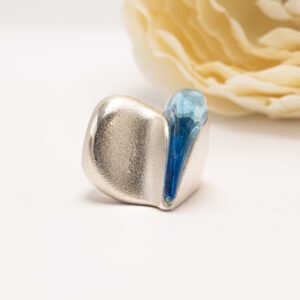 Tämä ainutlaatuinen ja harvinainen Darinan Kyynel -sormus on maailmankuulun suomalaisen muotoilijan Björn Weckströmin suunnittelema.