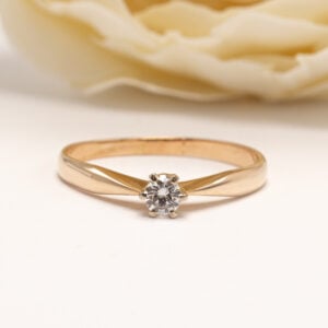 Briljanttihiontainen timantti, 0,15 ct, on istutettu huolellisesti osaksi sormuksen linjakasta muotoa, jolloin kokonaisuus säilyy kevyenä ja harmonisena.