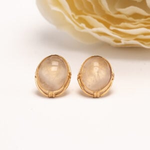 Erityisen harvinaista näissä korvakoruissa on se, että ne toimitetaan alkuperäisessä Kalevalakorun rasiassaan sekä alkuperäisen kuitin kera vuodelta 1956.