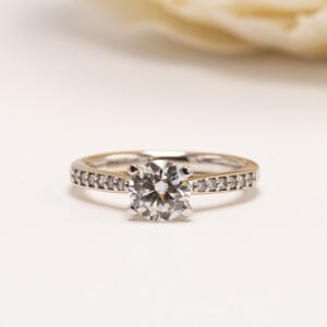 Sormuksen keskiössä loistaa briljanttihiontainen timantti, painoltaan 0,93 ct ja laadultaan Wesselton H / VS.