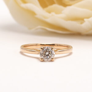 Klassinen yksikivinen timanttisormus on ajaton valinta, jossa pelkistetty muotoilu antaa tilaa timantin luonnolliselle kauneudelle.