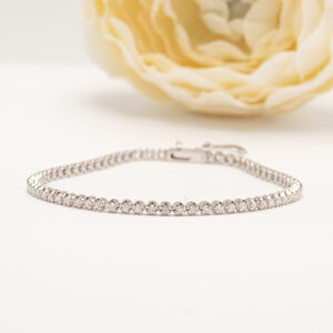 Rannekoru on valmistettu 18 karaatin valkokullasta. Sitä koristaa yhteensä 68 timanttia, joiden yhteenlaskettu paino on 0,35 ct.