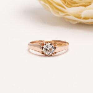 18 karaatin ruusukullasta valmistettu timanttisormus tuo kauniisti esiin 0,73 ct vanhahiontaisen timantin, jonka väri on TW ja puhtausluokka p.