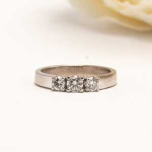 Sormuksen koko on 16+ ja koonmuutos on tähän sormukseen mahdollinen sekä veloitukseton. Gemmologi on tutkinut timantin sormukseen istutettuna. Todistus (8532) sisältyy. Ohjevähittäishinta (ovh.) 5 900 € Huom! Vain osa valikoimastamme on esillä verkossa. Kutsumme sinut lämpimästi tutustumaan laajaan korukokoelmaamme liikkeessämme osoitteessa Aleksanterinkatu 50, Helsinki.