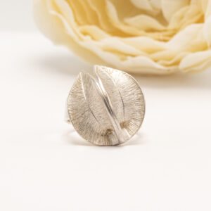 Lumikukka on suomalaisen korumuotoilun mestariteos, joka yhdistää luonnon inspiroiman kauneuden ja käsityötaidon hienostuneen ilmeen.